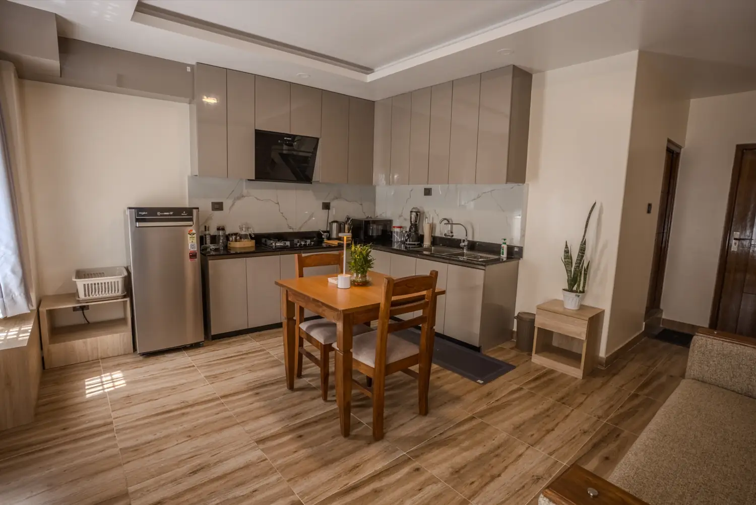 Taupe kitchen with marble-look splashback